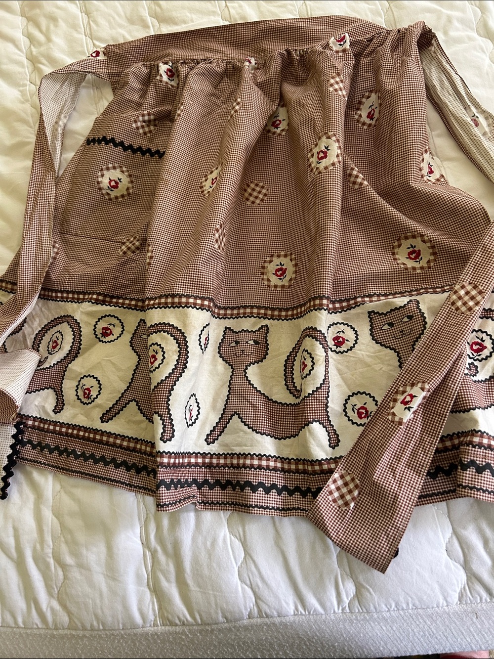 Vintage Apron Brown Cat-Print with rick rack and pocket. Very good condition.